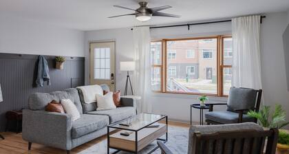 Comfortable 4 bedroom - 1 block from NDSU & minutes to Downtown Fargo!