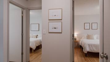 4 Schlafzimmer, Schreibtisch, Bügeleisen/Bügelbrett, Reisekinderbett