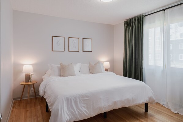 4 chambres, bureau, fer et planche à repasser, lit parapluie