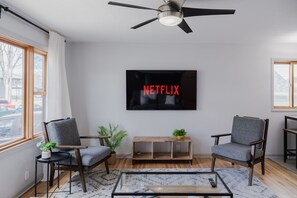 Smart TV, fireplace, computer monitors - Comfortable 4 bedroom - 1 block from NDSU & minutes to Downtown Fargo! (Fargo)