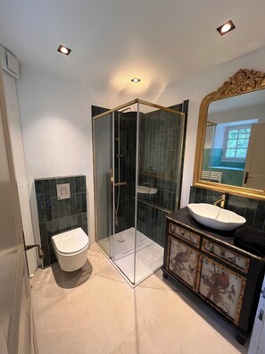 Douche, sèche-cheveux, serviettes fournies, savon