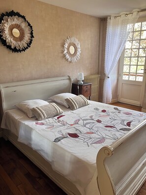 3 camere, una scrivania, ferro/asse da stiro, culla da viaggio