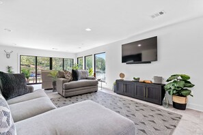 Smart TV, video games - NEW Obsidian Oasis - Lakefront Luxury - kayaks, paddle boards … fun in the sun! (Piney)