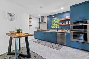 Fridge, microwave, oven, stovetop - NEW Obsidian Oasis - Lakefront Luxury - kayaks, paddle boards … fun in the sun! (Piney)