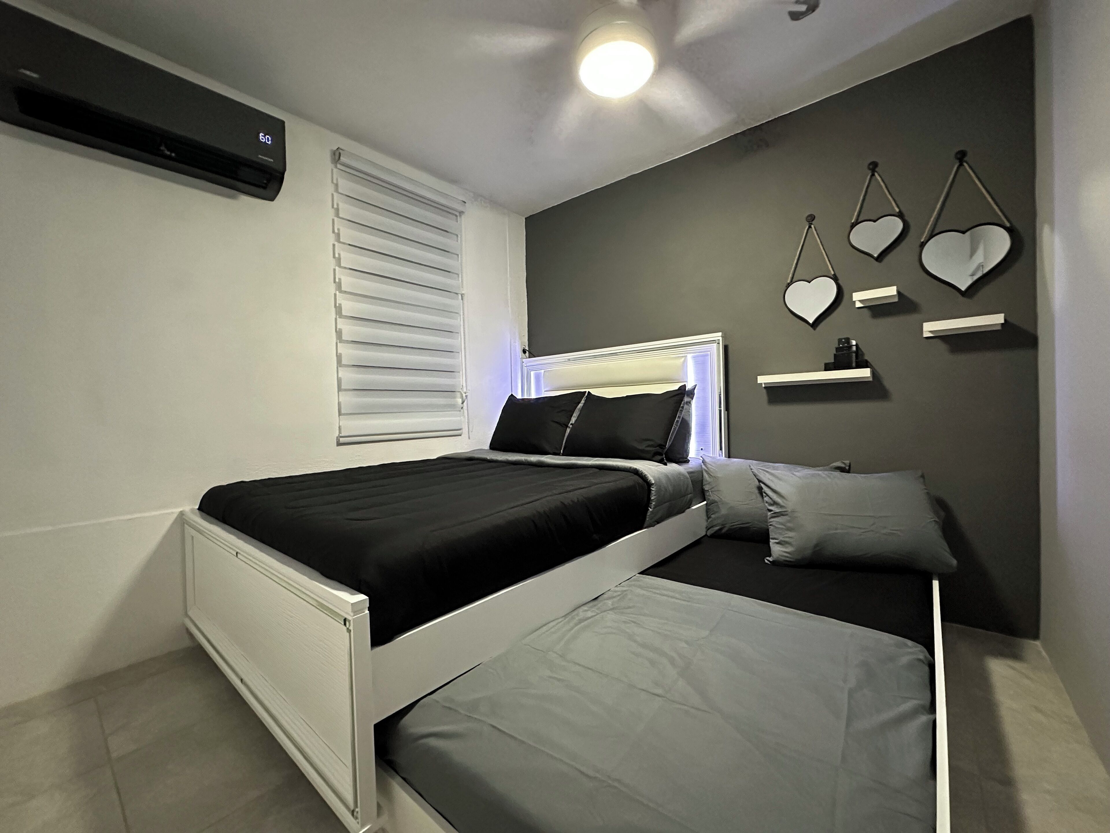 2 slaapkamers, een strijkplank/strijkijzer, internet, beddengoed