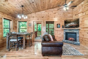 Een smart-tv, een open haard en videogames