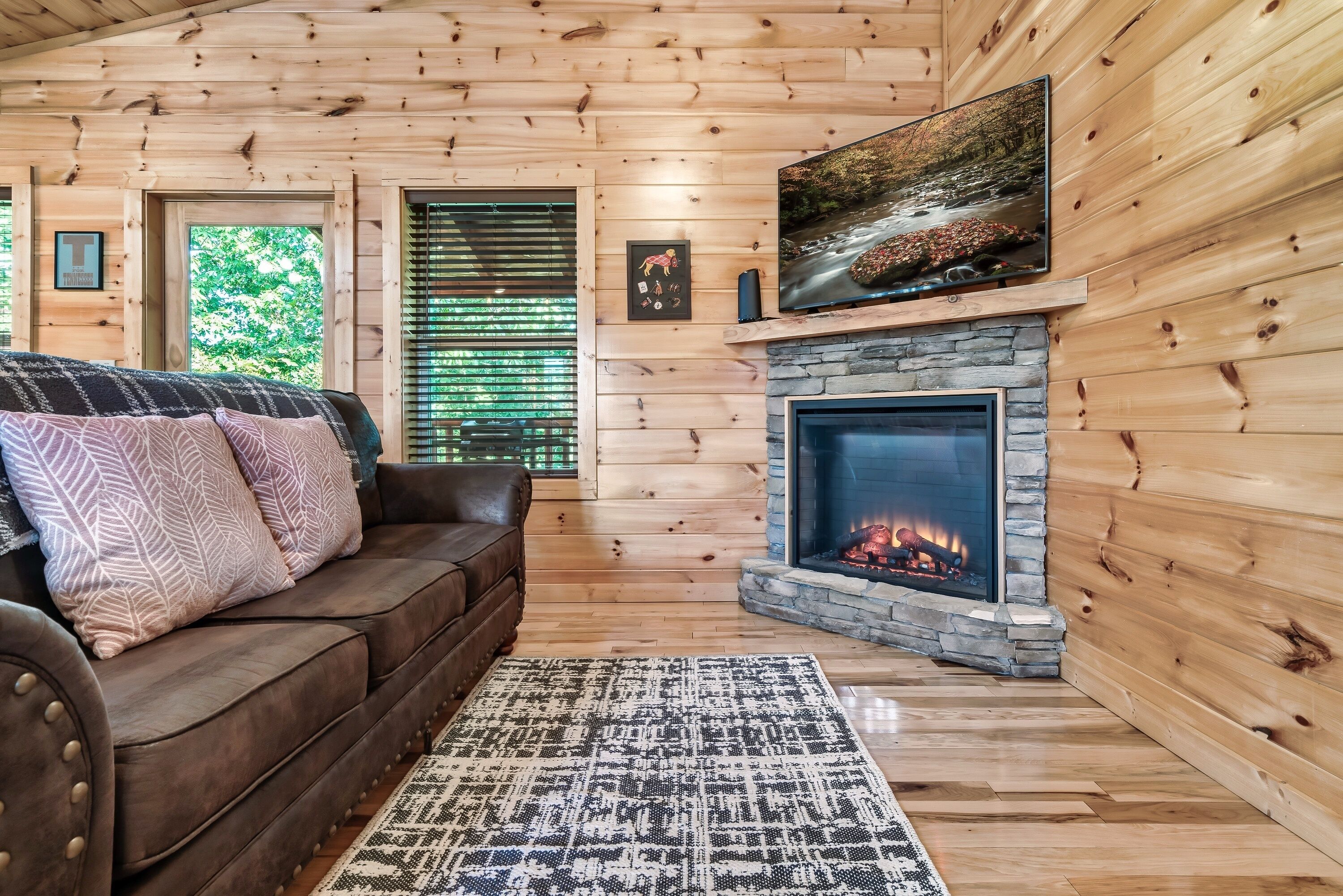 Una Smart TV, una chimenea, videojuegos