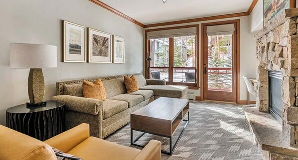 Fernseher, Kamin, DVD-Player