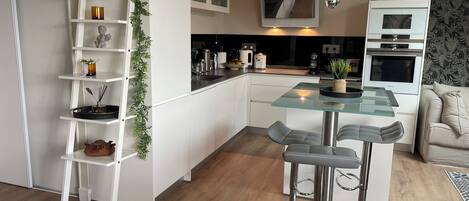 ثلاجة، ميكروويف، فرن، غسالة أطباق