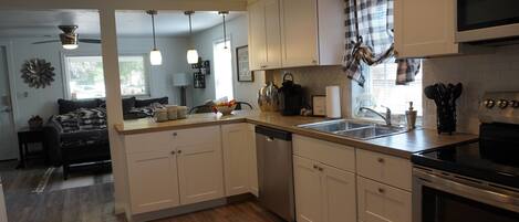 Refrigerador, microondas, horno, placa de cocina