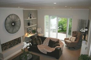 TV connectée, lecteur de DVD, livres, chaîne hi-fi