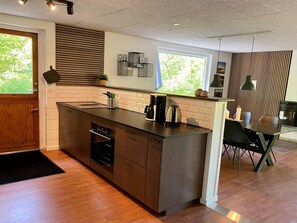 Kühlschrank, Geschirrspüler, Kochgeschirr/Geschirr/Besteck