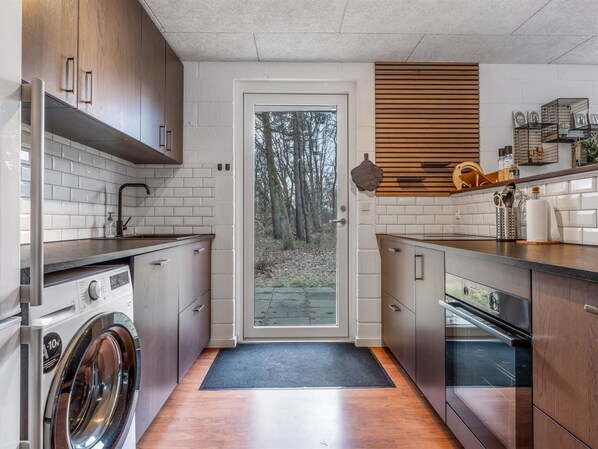 Fridge, oven, dishwasher, cookware/dishes/utensils