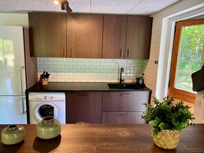 Kühlschrank, Geschirrspüler, Kochgeschirr/Geschirr/Besteck