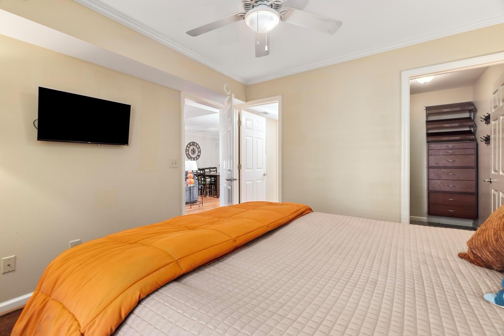 4 bedrooms, iron/ironing board, WiFi, bed sheets