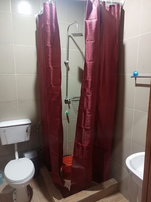 Hair dryer, towels, soap, toilet paper - 247 uninterrupted power/FREE WiFi/Affordable room (OG)