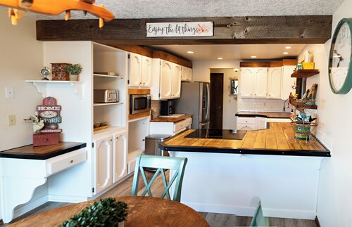 Stay on a Blueberry Farm! Cute Farmhouse with Pickleball Court!