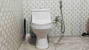 Chuveiro, secador de cabelo, toalhas de banho, sabonete