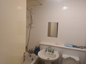 Hair dryer, towels, toilet paper - Centrally located room with double bed, 2-3min walk from popular Leith shore  (Leith)