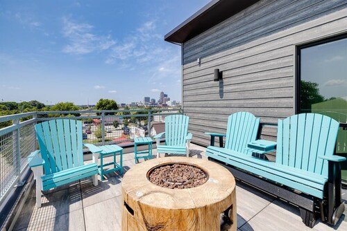 Cozy 1B1B w/Wi-Fi, Balcony Views, Coffee + Parking