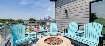 Cozy 1B1B w/Wi-Fi, Balcony Views, Coffee + Parking