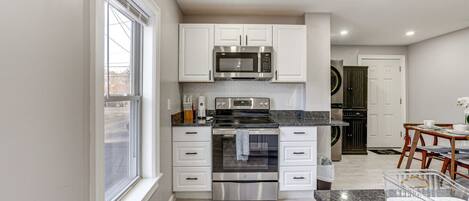 Køleskab, mikrobølgeovn, ovn, kogeplade