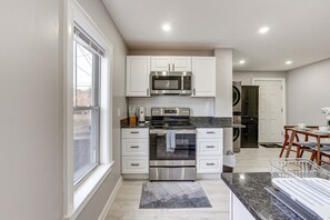 Réfrigérateur, four à micro-ondes, un four, surface de cuisson