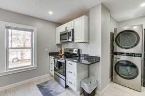 Réfrigérateur, four à micro-ondes, un four, surface de cuisson