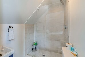 Dusche, Haartrockner, Handtücher, Seife