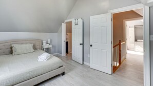 Ein Schlafzimmer mit einem Bett, Nachttischen und einem Schrank.