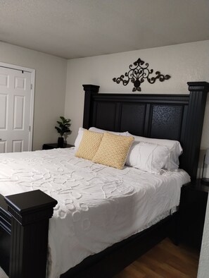 4 habitaciones, escritorio, tabla de planchar con plancha y wifi gratis