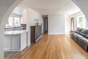 Smart-TV, Kamin, Bücher