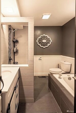 Shower, hair dryer, towels, soap - Quiet Modern Stay Near SeaTac & Hospitals (Des Moines)