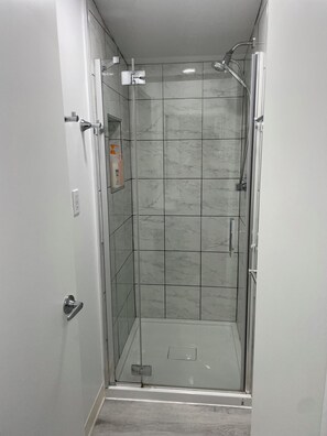Douche, sèche-cheveux, serviettes fournies, savon