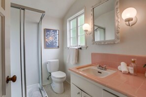Badewanne, Haartrockner, Handtücher
