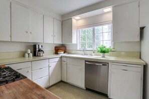Fridge, microwave, oven, stovetop - 2 Houses * Steps to Windansea Beach * Dogs Ok (La Jolla)