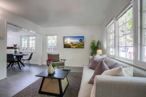 TV - 2 Houses * Steps to Windansea Beach * Dogs Ok (La Jolla)