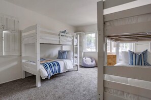 4 Schlafzimmer, Bügeleisen/Bügelbrett, kostenloses WLAN, Bettwäsche