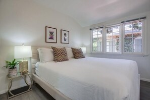 5 bedrooms, iron/ironing board, free WiFi, bed sheets - 2 Houses * Steps to Windansea Beach * Dogs Ok (La Jolla)