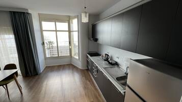 Apartamento luxo | Cozinha privada | Geladeira, fogão, cooktop, chaleira elétrica