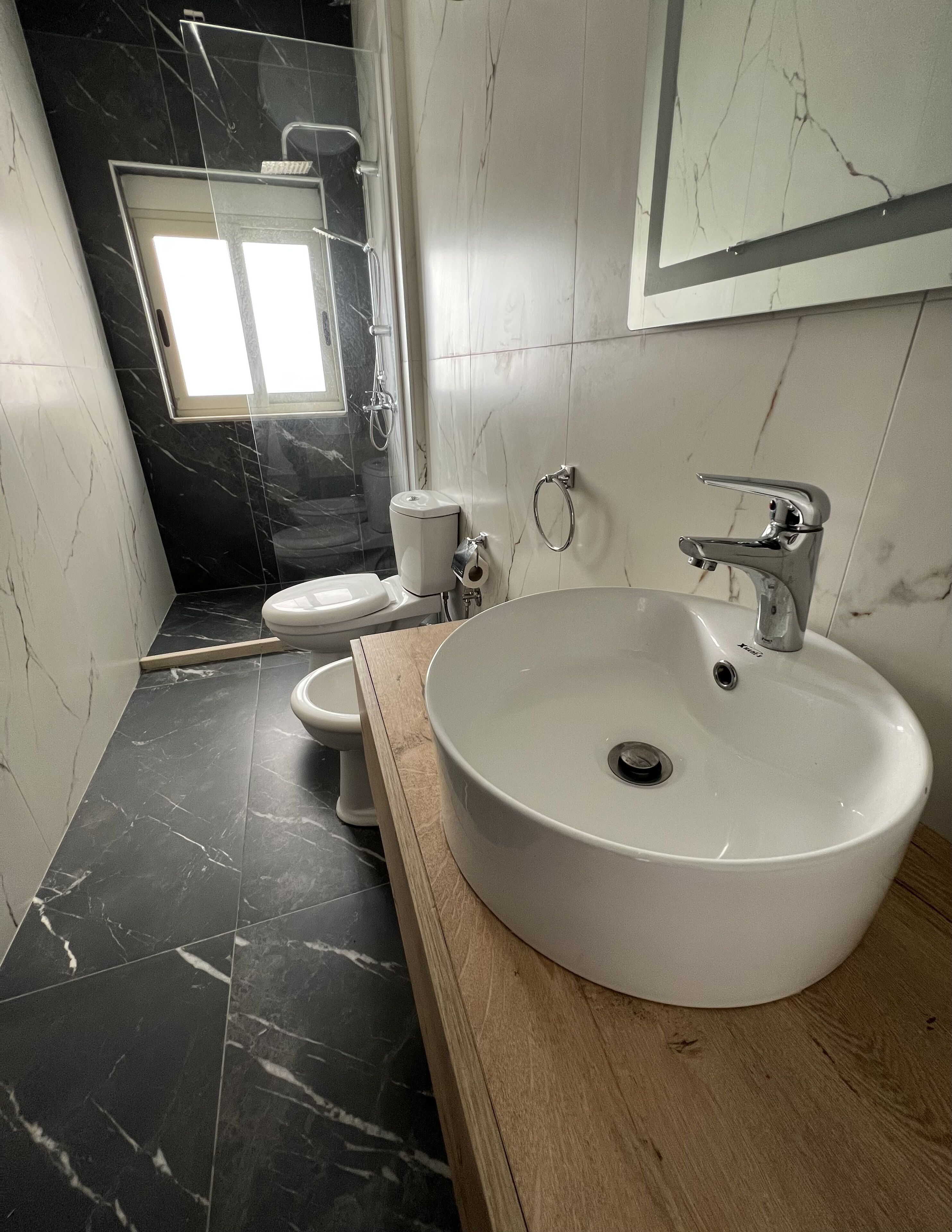 Deluxe appartement | Badkamer | Een douche, een regendouche, gratis toiletartikelen, een haardroger