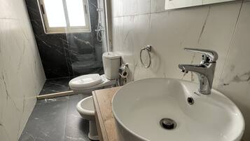 Deluxe Apartment | Bathroom | Shower, rainfall showerhead, free toiletries, hair dryer