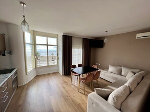 Appartement Deluxe | Coin séjour | TV connectée de 43 pouces avec chaînes numériques