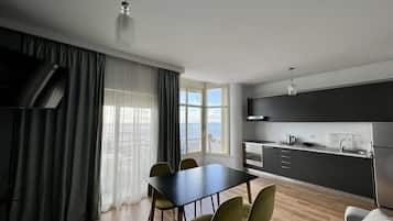 Departamento Deluxe | Área de sala de estar | Smart TV de 43 pulgadas con canales digitales