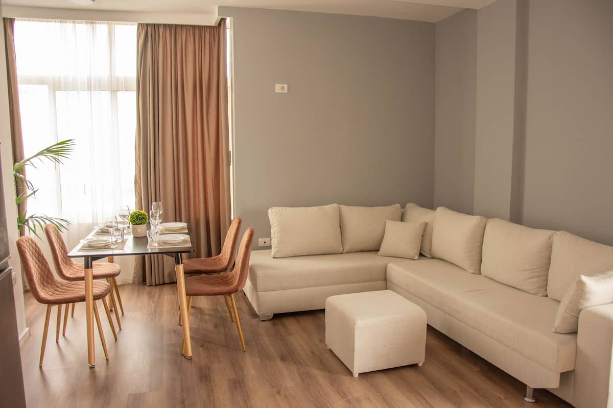 Familienapartment | Wohnbereich | 43-Zoll-Smart-TV mit Digitalempfang