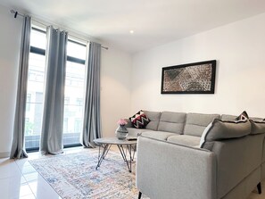 Deluxe-Zimmer, 1 Schlafzimmer, barrierefrei, Poolblick | Wohnbereich | 50-Zoll-Smart-TV mit Digitalempfang