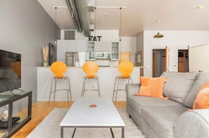 TV connectée, livres, écrans d'ordinateur