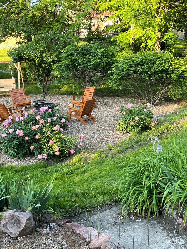 Terrace/patio - Gallatin Get-Away Bungalow Perfect for quilters, hunters, or families! (Gallatin)