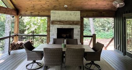 Relaxing Bright Mountain Getaway w/ Hot tub - Newly Renovated Cashiers Area Home