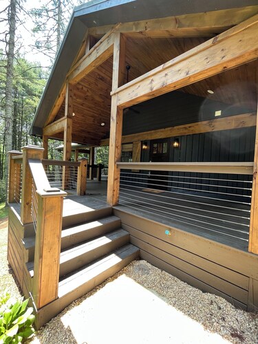 Relaxing Bright Mountain Getaway w/ Hot tub - Newly Renovated Cashiers Area Home